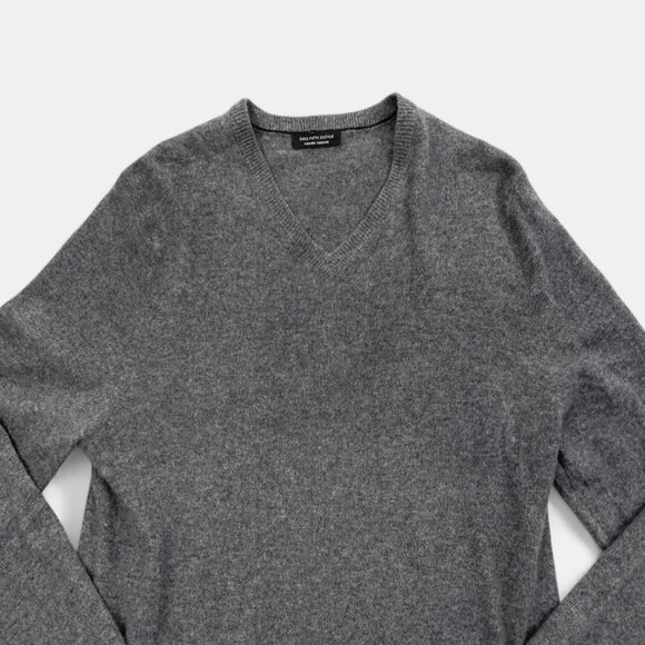 Saks Fifth Avenue Men's Gray Cashmere V-Neck Long Sleeve Sweater Size Medium - Picture 2 of 5